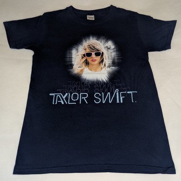 Gildan Tops - Taylor Swift 1989 Tour T-Shirt
